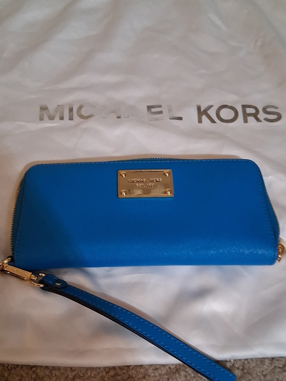 Michael Kors White Leather Shoulder Bag with Blue Wallet and Gold Hardware. - Picture 4 of 9